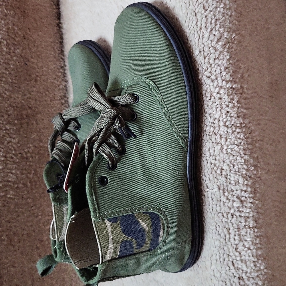 NWT! Army Green Lace-up Shoes! Size 9! - Picture 5 of 8